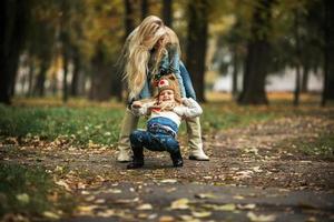 mãe com filha no parque outono foto