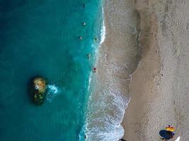 vista aérea do drone voador de pessoas relaxando foto