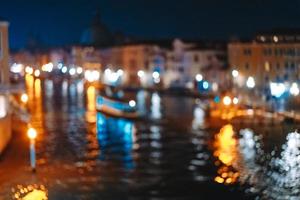 uma vista do canal à noite. Veneza, Itália foto