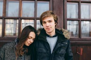 lindo casal adulto jovem posando para a câmera foto