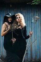 duas mulheres vintage como bruxas foto
