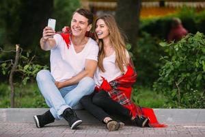 lindo casal jovem faz selfie foto
