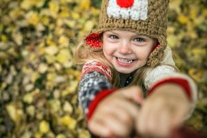 sorriso da filha na câmera foto