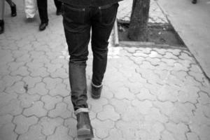 um homem vestido de jeans no fundo da cidade velha foto