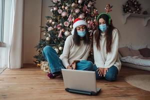 meninas enquanto fala com um amigo online no laptop foto