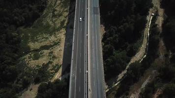 vista aérea da estrada nas montanhas foto