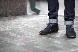 o homem nas autênticas botas e calça jeans foto