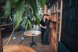 casal feliz posando para a câmera. visão próxima foto