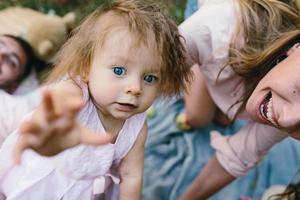 pai, mãe e filha no parque foto