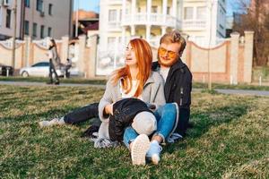 mãe feliz pai e filho abraçando no parque foto