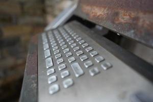 computador muito antigo, teclado enferrujado com monitor foto