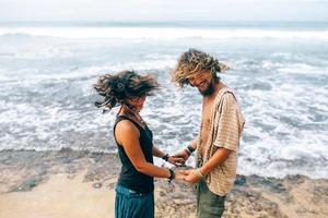 cara e menina se divertem na praia foto