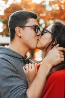 amantes de casal atraente se beijam em um parque. foto