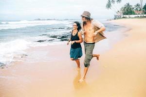 cara e menina estão correndo junto foto