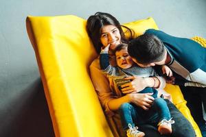 jovem família se divertindo foto