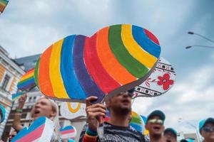 pessoas carregam corações lgbt no desfile lgbt foto