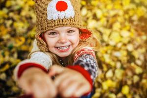 sorriso da filha na câmera foto