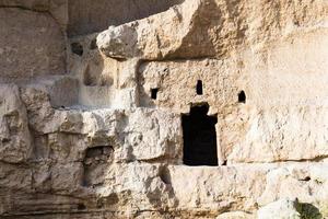 antiga casa de caverna esculpida na rocha na cidade de goreme foto