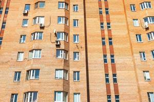 fachada da casa de vários andares de tijolos urbanos foto