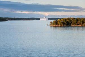 navio de cruzeiro branco ao pôr do sol foto