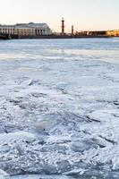 rio neva cercado de gelo e espeto da ilha vasilyevsky foto
