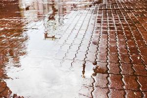 água da chuva na praça urbana foto