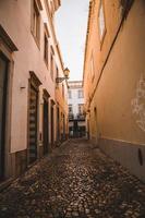 rua vazia em faro, portugal foto