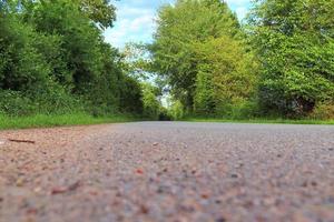 bela vista em estradas rurais com campos e árvores no norte da europa foto