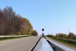 bela vista em estradas rurais com campos e árvores no norte da europa foto