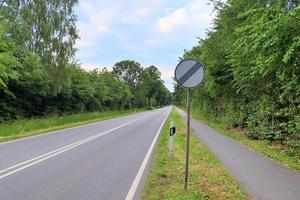 bela vista em estradas rurais com campos e árvores no norte da europa foto