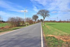 bela vista em estradas rurais com campos e árvores no norte da europa foto