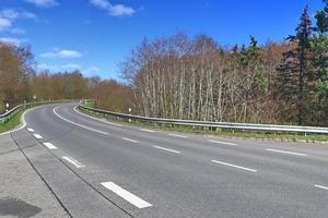 bela vista em estradas rurais com campos e árvores no norte da europa foto