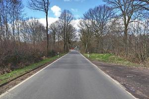 bela vista em estradas rurais com campos e árvores no norte da europa foto