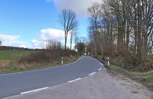 bela vista em estradas rurais com campos e árvores no norte da europa foto