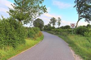 bela vista em estradas rurais com campos e árvores no norte da europa foto