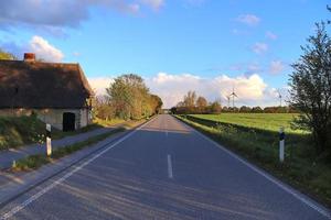 bela vista em estradas rurais com campos e árvores no norte da europa foto