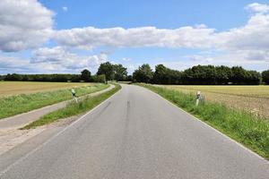 bela vista em estradas rurais com campos e árvores no norte da europa foto