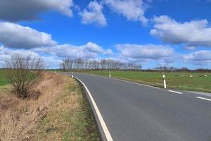 bela vista em estradas rurais com campos e árvores no norte da europa foto