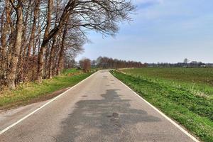 bela vista em estradas rurais com campos e árvores no norte da europa foto