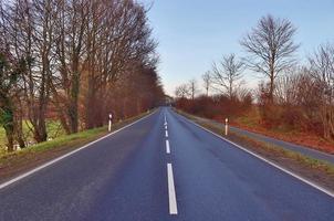 bela vista em estradas rurais com campos e árvores no norte da europa foto