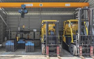 empilhadeiras estacionadas para carregar baterias foto