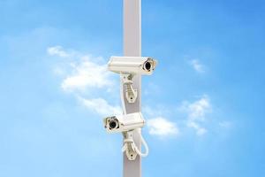 CCTV branco ao ar livre no poste com fundo de céu azul e espaço de cópia foto