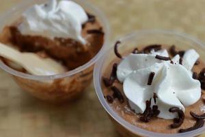 saborosa mousse de chocolate decorada com chantilly que é uma sobremesa perfeita para a sua festa foto