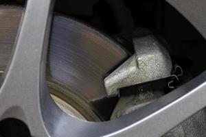 discos de freio enferrujados e vestígios de uso de um carro pequeno, close-up.