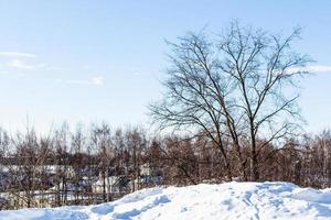 paisagem de inverno na cidade de suzdal em dia ensolarado foto