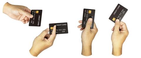 um conjunto, grupo de mão masculina segura um cartão de crédito isolado no branco. foto