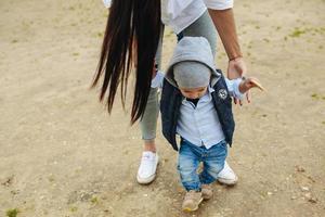 mãe com filho pré-adolescente caminhando ao ar livre foto