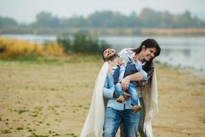 jovem família com um menino para se divertir foto