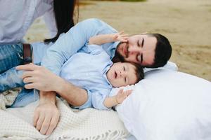 família jovem feliz relaxando juntos no lago foto