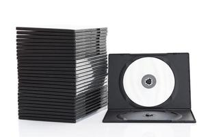 caixas de dvd com disco em fundo branco foto